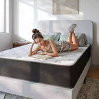Matelas hybride de 30 cm (12 pouces), mousse rafraîchissante haute densité et ressorts ensachés individuellement, blanc/noir.