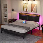 Lit moderne à LED, design monobloc - tête de lit en PU avec station de charge, éclairage RGB et espace de rangement, cadre en métal (à l'exception du sommier à lattes).