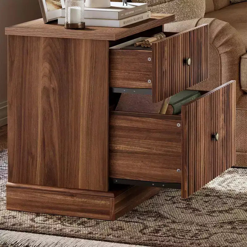 Table de chevet cannelée moderne, petite table de chevet de 61 cm avec 2 tiroirs, petite armoire de rangement d'appoint, table d'appoint à base incurvée et stable