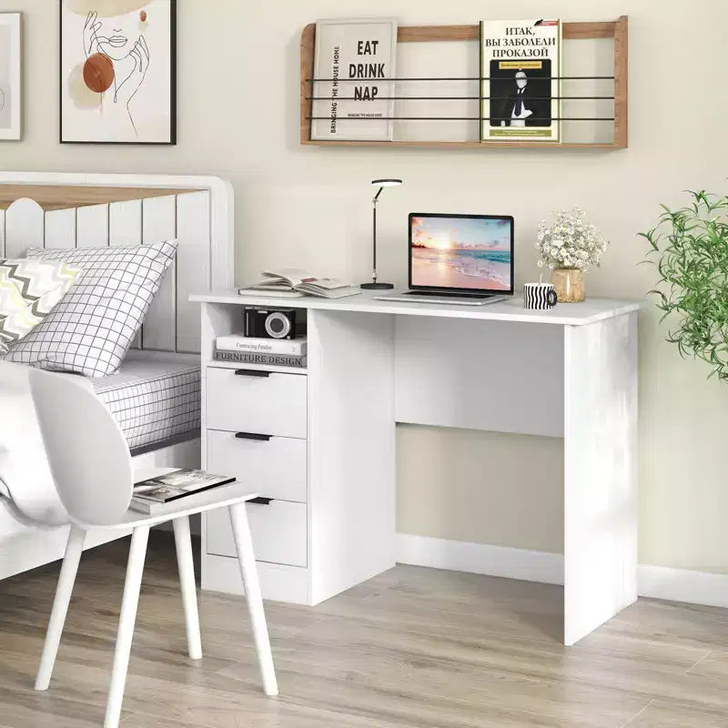 Bureau informatique de 108 cm avec station de charge intégrée, 3 tiroirs et une étagère ouverte